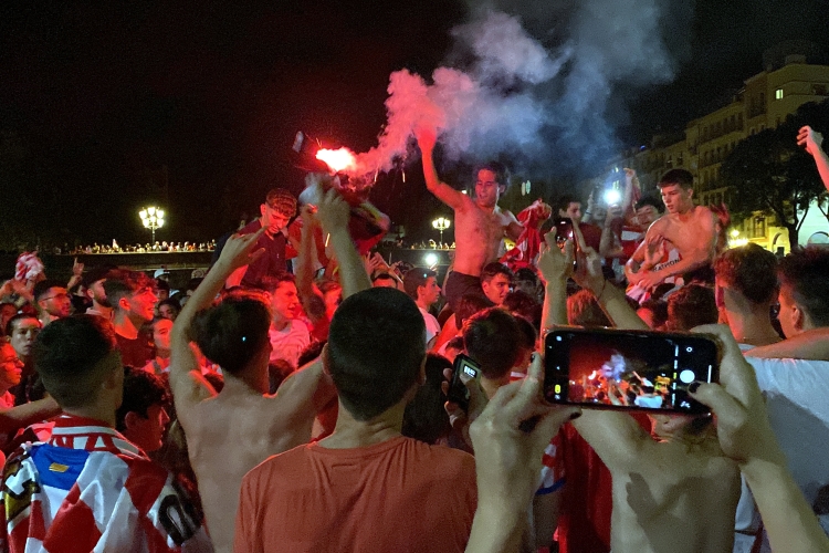 Girona residents celebrating the city's teams being promoted to first division on June 19, 2022 (by Marina López)